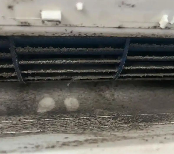 花山空调吹的风有股烧焦味是怎么回事